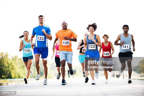 gruppe von läufern in eine cross-country-rennen. - marathon stock-fotos und bilder