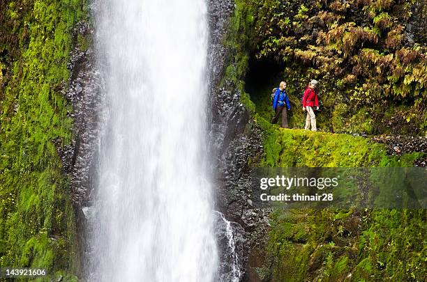 ハイキング、滝 - columbia gorge ストックフォトと画像