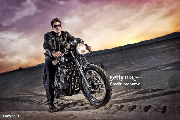 motociclista y café racer - vintage motorcycle fotografías e imágenes de stock