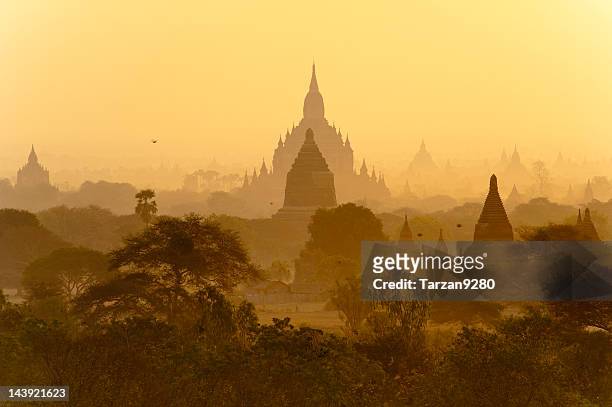 sillhouette der pagoden gegen sonnenaufgang himmel pagan, myanmar - bagan stock-fotos und bilder