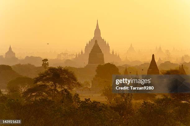 sillhouette des pagodes contre le lever du soleil ciel, bagan, myanmar - bagan photos et images de collection