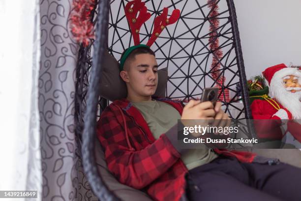 teenagers boy surfing the internet - bois noel stock pictures, royalty-free photos & images