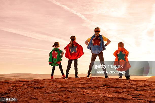 super no mesmo nível - super herói imagens e fotografias de stock