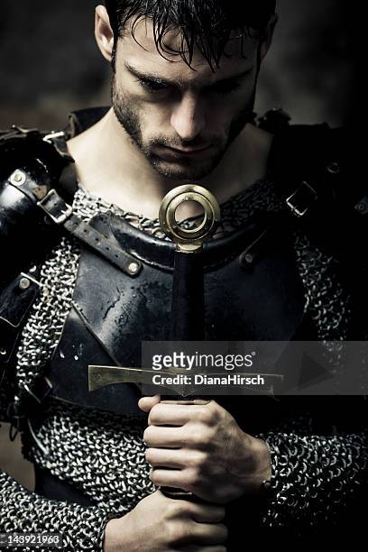 solitário knight na escuridão - cavaleiro imagens e fotografias de stock