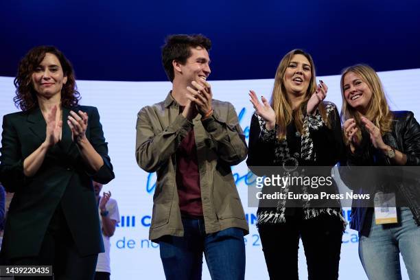 The national president of New Generations, Beatriz Fanjul , the president of the Community of Madrid and the PP of Madrid, Isabel Diaz Ayuso , and...