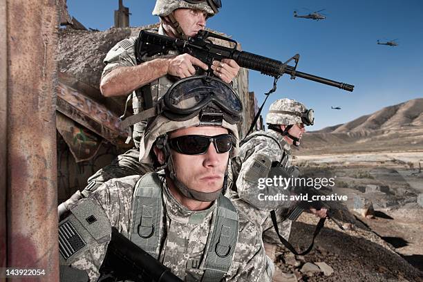 soldiers provide cover in the desert - afghanistan war stockfoto's en -beelden