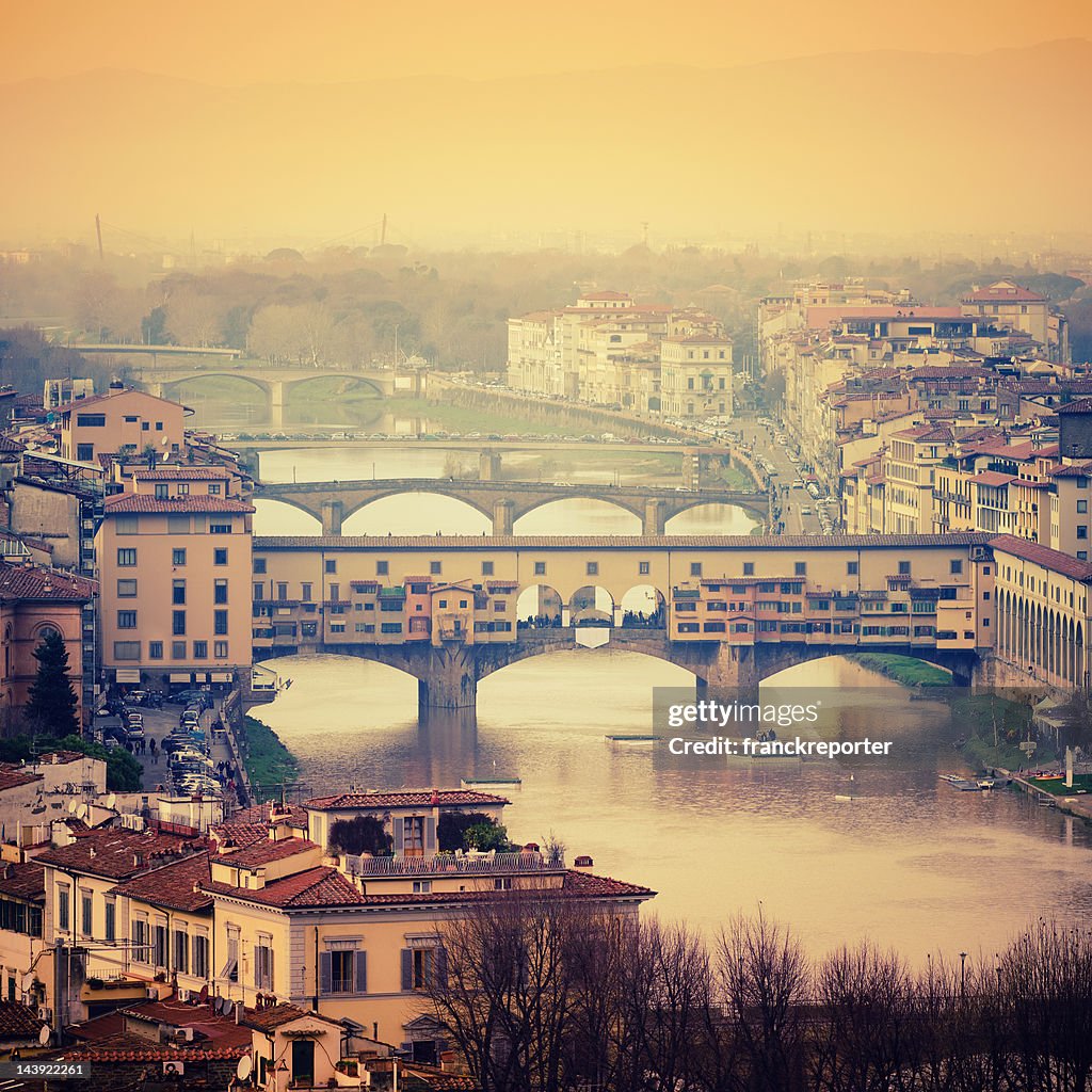 Florence de la ciudad y río Arno con Ponte Vecchio