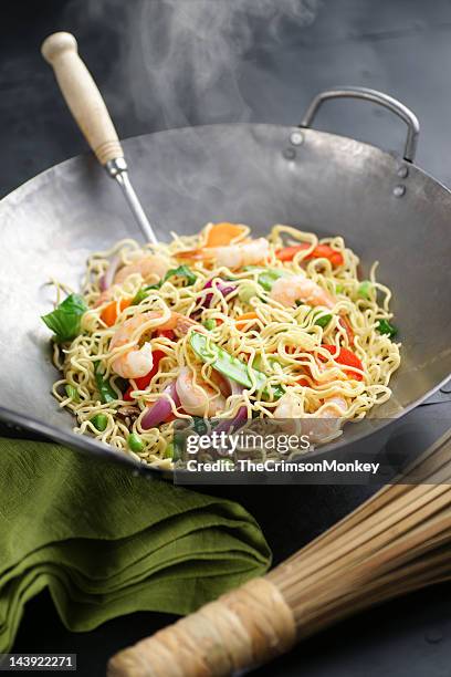 shrimp chow mein - chow mein stock pictures, royalty-free photos & images