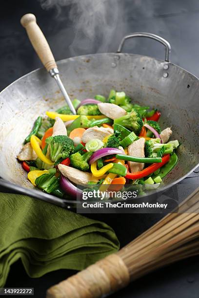 chicken stir fry - roerbakken stockfoto's en -beelden