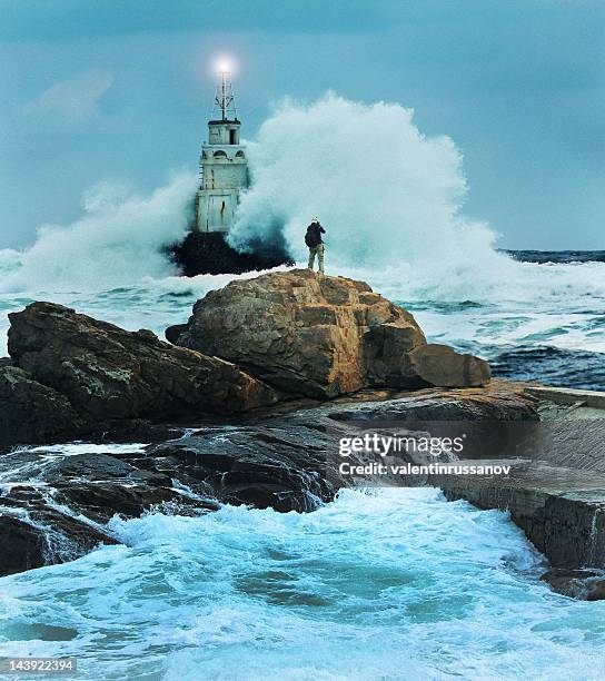 storm and lighthouse - storm lighthouse stockfoto's en -beelden