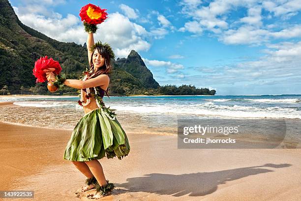 hawaiian bailarina de hula en la playa con pluma roja shakers - polinesia fotografías e imágenes de stock