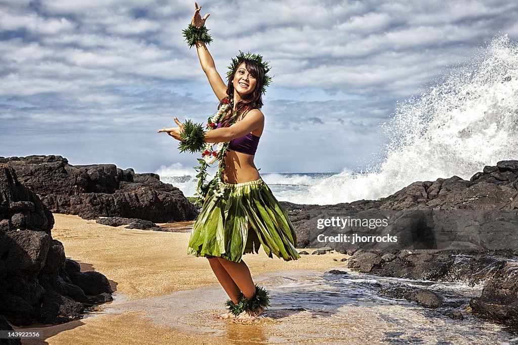Danseuse de Hula hawaïennes sur la plage