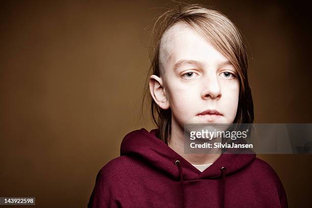 boy with half shaved head - half shaved hair stockfoto's en -beelden