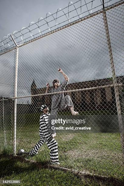 prisoners attempt escape - escaping stockfoto's en -beelden