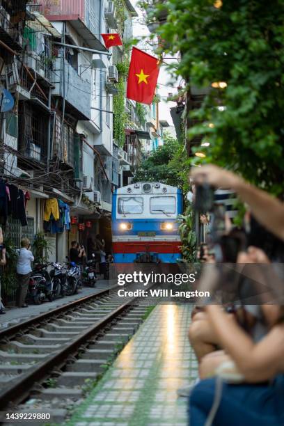 train street hanoi, vietnam - hanoi fotografías e imágenes de stock