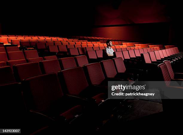 un hombre en un teatro vacío - un solo hombre fotografías e imágenes de stock