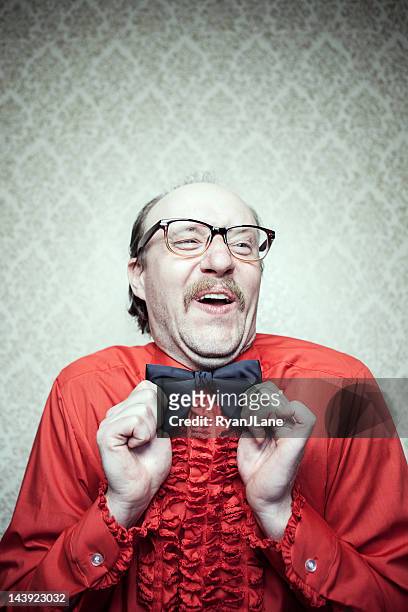 crazy stolz butler-mann in roten hemd & fliege - gerafft stock-fotos und bilder