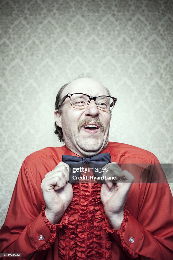 Crazy orgullosos de mayordomo hombre en camisa & corbata de moño rojo