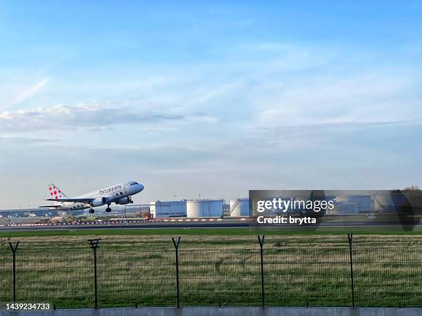 airplane from brussels airlines airborne - flanders belgium 個照片及圖片檔