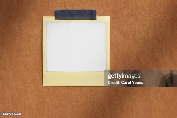 stack of blank instant print transfer - polaroid stockfoto's en -beelden