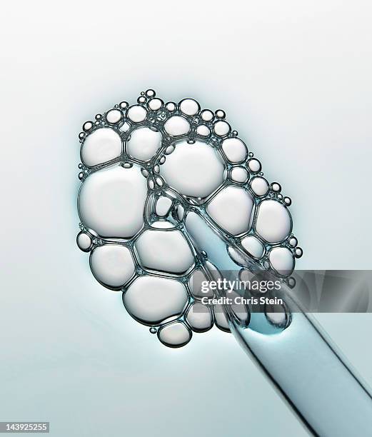 dropper with bubbles - equipo de laboratorio fotografías e imágenes de stock