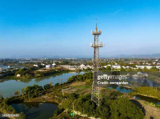 signal transmitter tower - radio waves stockfoto's en -beelden