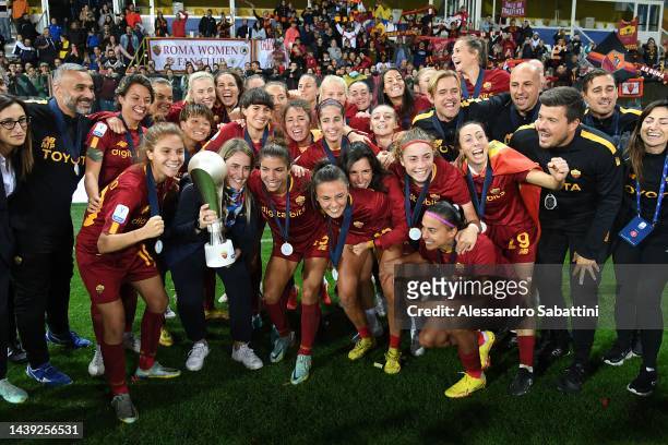 Roma players celebrate the victory after the Italian Women's Super Cup match between Juventus and AS Roma on November 05, 2022 in Parma, Italy.