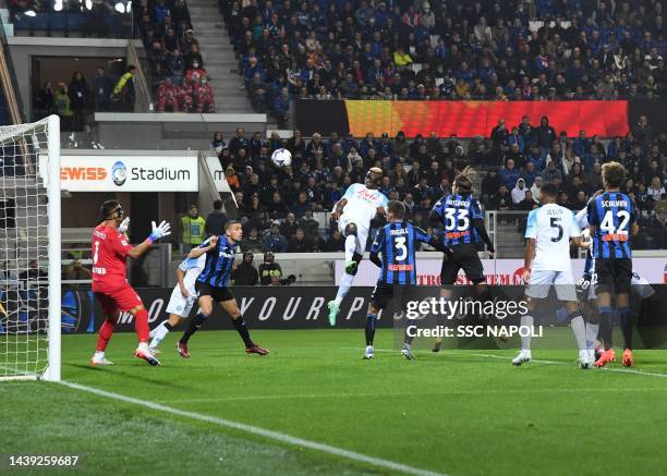 Vìctor Osimhen of Napoli scores the 1-1 goal of Napoli during the Serie A match between Atalanta BC and SSC Napoli at Gewiss Stadium on November 05,...