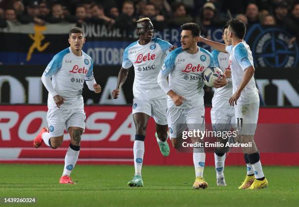 Victor Osimhen of SSC Napoli celebrates his goal with his team-mates during the Serie A match between Atalanta BC and SSC Napoli at Gewiss Stadium on...
