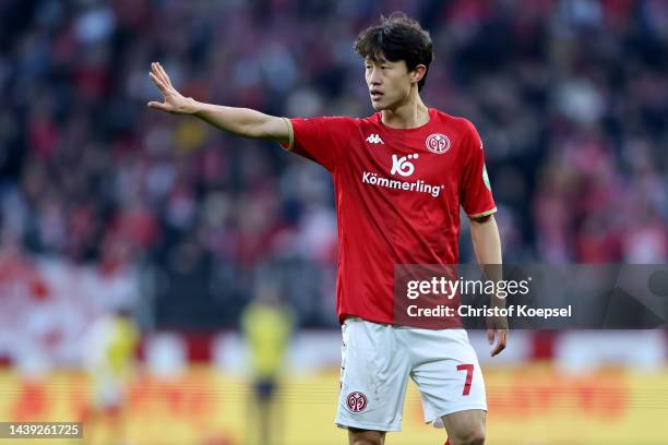 Jae-sung Lee of Mainz reacts during the Bundesliga match between 1. FSV Mainz 05 and VfL Wolfsburg at MEWA Arena on November 05, 2022 in Mainz,...
