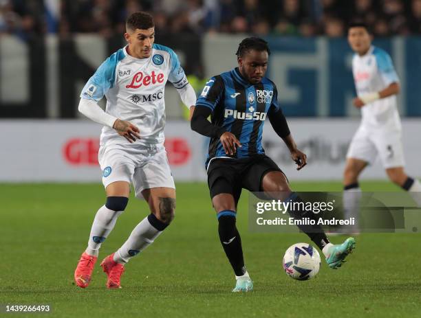 Ademola Lookman of Atalanta BC is challenged by Giovanni Di Lorenzo of SSC Napoli during the Serie A match between Atalanta BC and SSC Napoli at...