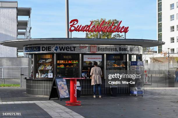 the "bundesbuedchen", historical newspaper kiosk in the former government district of bonn - bonn 個照片及圖片檔