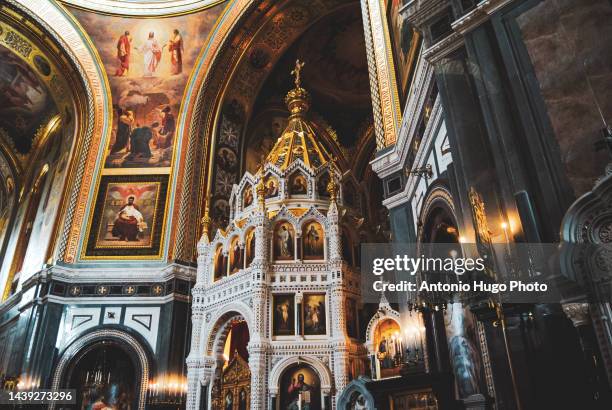 interior of the cathedral of christ the saviour in moscow, russia. - templo de cristo o salvador - fotografias e filmes do acervo