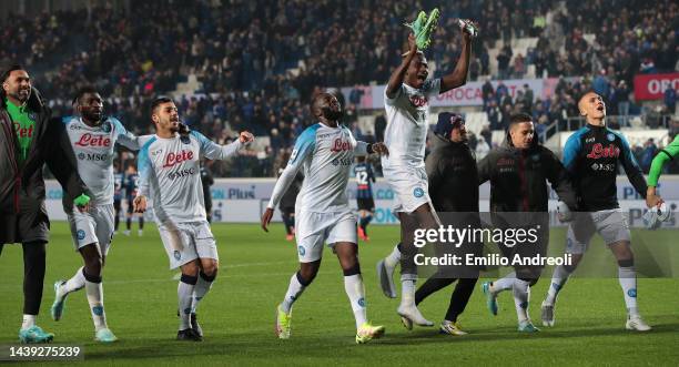 Napoli players celebrate victory at the end of the Serie A match between Atalanta BC and SSC Napoli at Gewiss Stadium on November 05, 2022 in...