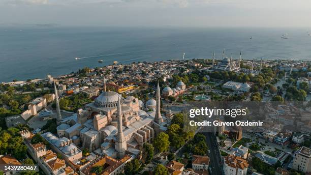 hagia sophia grand mosque, aerial view of istanbul hagia sophia, aerial view of hagia sophia, crowded hagia sophia square, crowded city square, most popular place in turkey, byzantine work, work of unesco, largest cathedral on earth - hagia sophia imagens e fotografias de stock