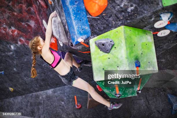 ロッククライミングの壁に登る少女 ストックフォト Getty Images ロッククライミングの壁に登る少女 ストックフォト Getty Images