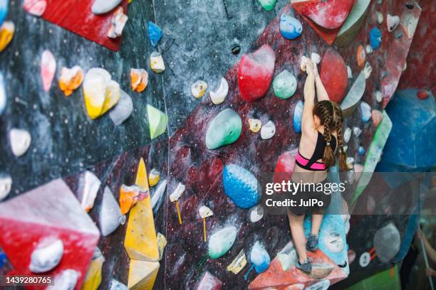 ロッククライミングの壁に登る少女 ストックフォト Getty Images ロッククライミングの壁に登る少女 ストックフォト Getty Images
