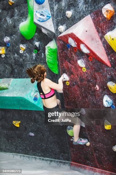 ロッククライミングの壁に登る少女 ストックフォト Getty Images ロッククライミングの壁に登る少女 ストックフォト Getty Images