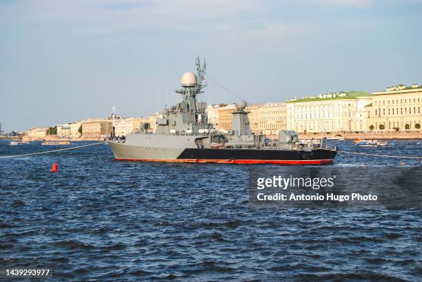 russian military battle ships in st. petersburg, russia. - armée rouge photos et images de collection