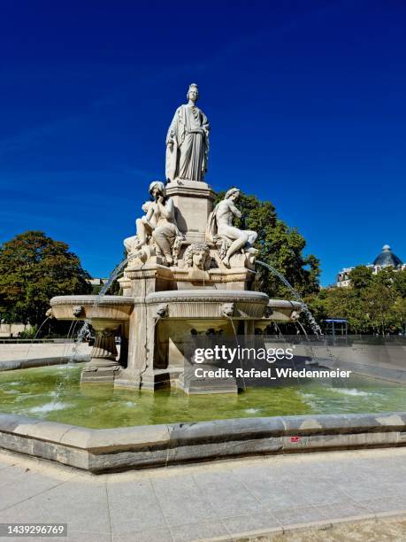 la fontaine pradier - nîmes photos et images de collection