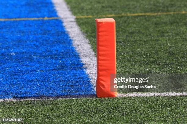 neon colored football field line marker - spielfeldrand markierung stock-fotos und bilder