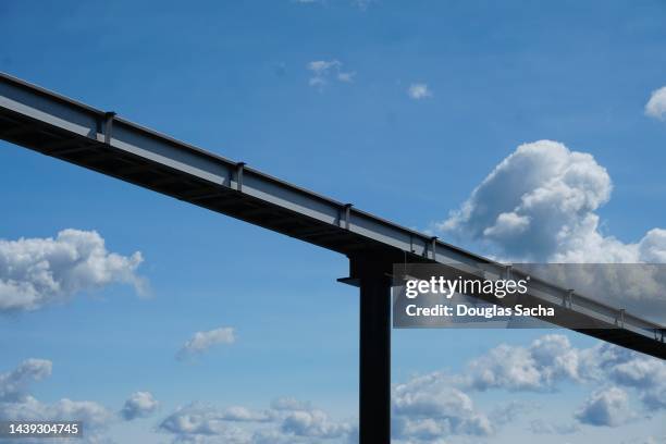 overhead duct of electrical and date cables - ecolier digital stockfoto's en -beelden