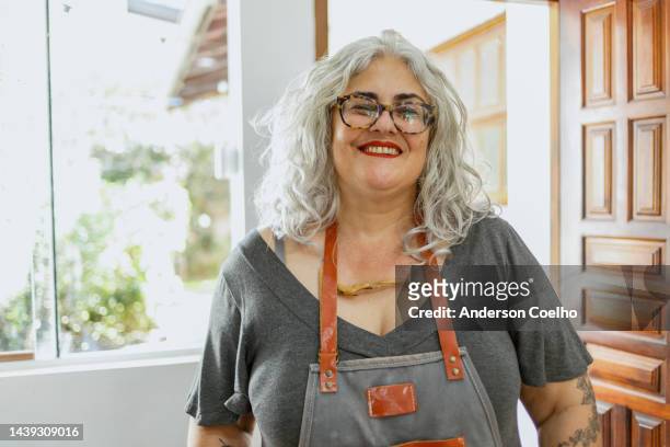 middle aged latin woman wearing an apron - 1 minute 50 stock pictures, royalty-free photos & images