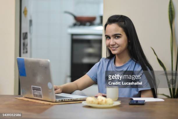 コンピューターを使用して若い女の子 - computador ストックフォトと画像