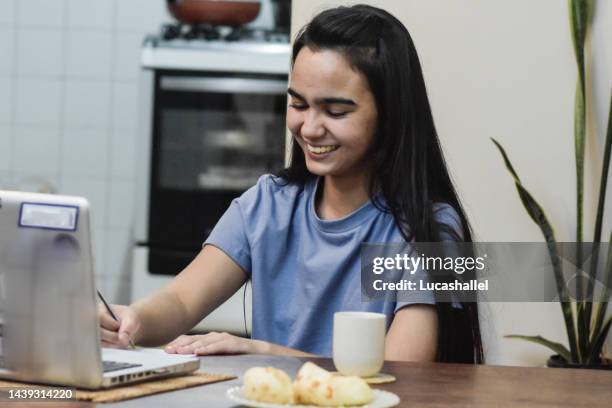 junges mädchen mit computer - mulher computador stock-fotos und bilder