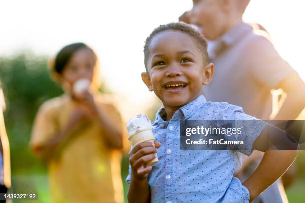 kids eating ice cream - softijs stockfoto's en -beelden