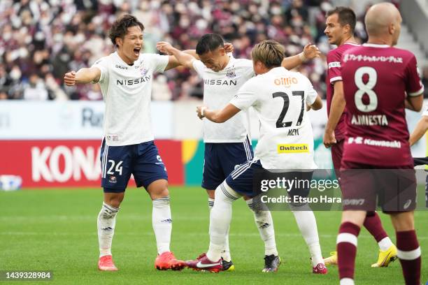 Players of Yokohama F.Marinos celebrate the victory at the end of the J.LEAGUE Meiji Yasuda J1 34th Sec. Match between Vissel Kobe and Yokohama...