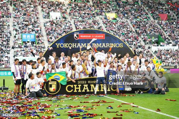 Players of Yokohama F.Marinos celebrate the victory as captain Takuya Kida lifts the trophy following the J.LEAGUE Meiji Yasuda J1 34th Sec. Match...