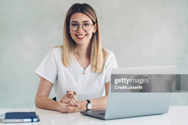 junge ärztin - desk woman glasses stock-fotos und bilder