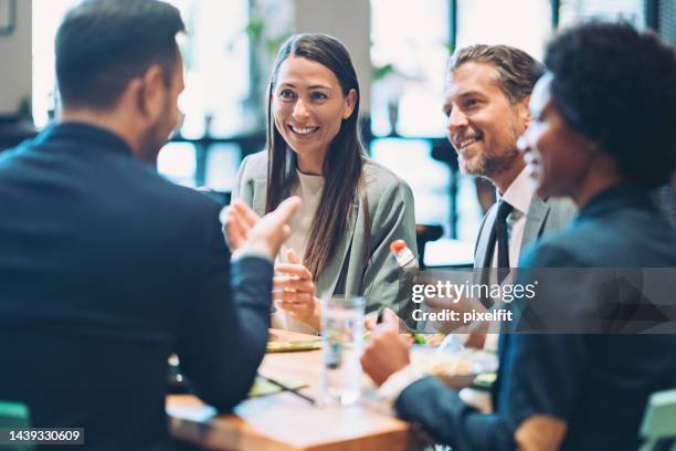 group of business persons having lunch together - brunch restaurant stockfoto's en -beelden